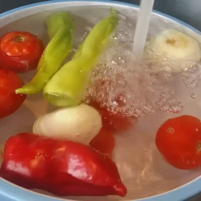 Kobasica sa pirinčom i povrćem iz rerne | Priprema povrća | Postupak 1 | Slika 1/2