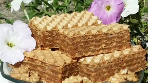 Oblatne sa čokoladom i keksom 1 | Istaknuta slika 1/4 | Tri, zvanična, kralja, ukusa:, čokolada, keks, i, orasi, na, podijum, oblandi