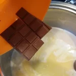 Oblatne sa čokoladom i keksom | Priprema sastojaka koje topimo | Postupak 2 | Slika 6/7