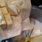 Oblatne sa čokoladom i keksom | Priprema sastojaka koje topimo | Postupak 2 | Slika 3/7