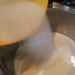 Oblatne sa čokoladom i keksom | Priprema sastojaka koje topimo | Postupak 2 | Slika 2/7