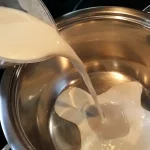 Oblatne sa čokoladom i keksom | Priprema sastojaka koje topimo | Postupak 2 | Slika 1/7