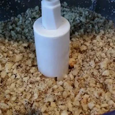 Oblatne sa čokoladom i keksom | Mlevenje oraha  | Postupak 1 | Slika 1/2