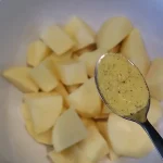 Pečeni krompir iz rerne | Dodavanje začina | Postupak 2 | Slika 1/6