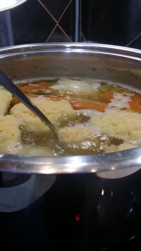 Griz knedle za supu | Dodavanje knedli u supu | Postupak 3 | Slika 1/1