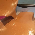 Ledena pećina kolač | Raspoređivanje biskvita u tepsiji | Postupak 4 | Slika 2/5