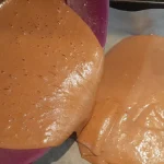 Ledena pećina kolač | Raspoređivanje biskvita u tepsiji | Postupak 4 | Slika 1/5