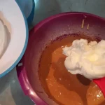 Ledena pećina kolač | Dodavanje belanceta u biskvit | Postupak 3 | Slika 1/4