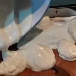 Ledena pećina kolač | Dodavanje glazure na kolač | Postupak 7 | Slika 2/5