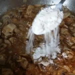 Pileće rolnice u sosu od pečuraka | Priprema sosa | Postupak 5 | Slika 8/11