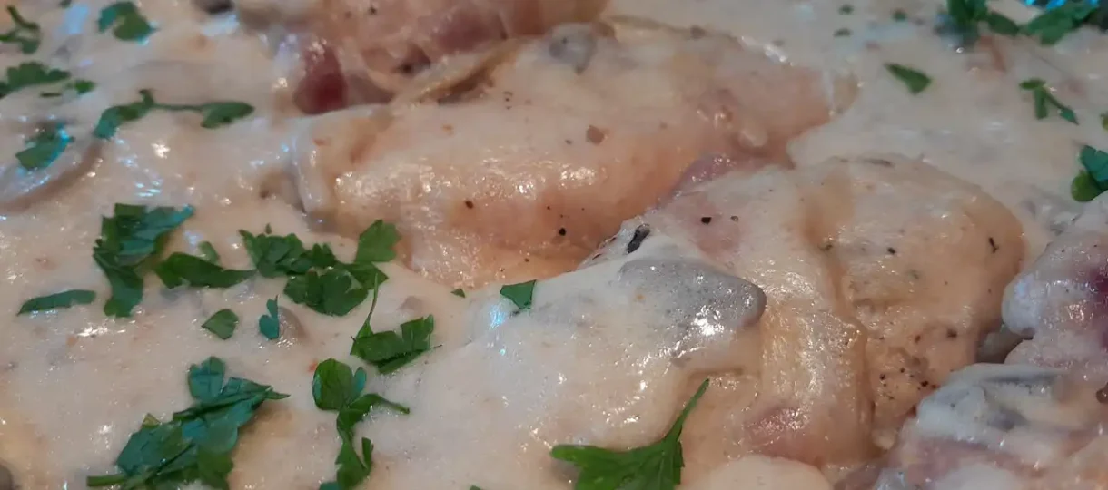 Pileće rolnice u sosu od pečuraka