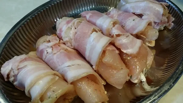 Pileće rolnice u sosu od pečuraka 25 | Istaknuta slika 3/4 | Kada, je, hladno, piletina, se, smrzava, ali, kaput, od, slanine, sve, to, rešava