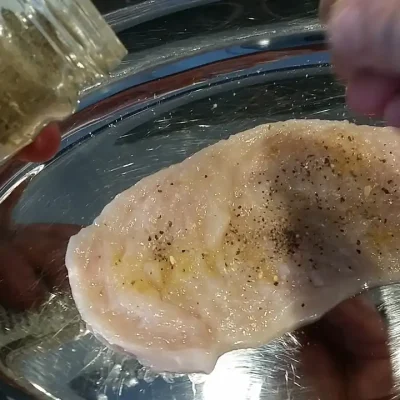 Pileće rolnice u sosu od pečuraka | Začinjavanje šnicli | Postupak 2 | Slika 3/3