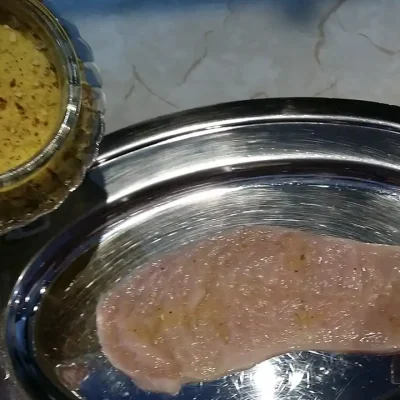 Pileće rolnice u sosu od pečuraka | Začinjavanje šnicli | Postupak 2 | Slika 2/3