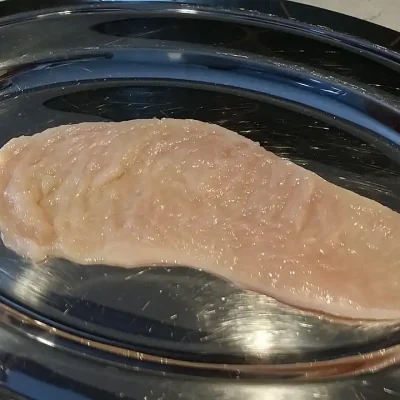 Pileće rolnice u sosu od pečuraka | Začinjavanje šnicli | Postupak 2 | Slika 1/3