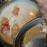 Pileće rolnice u sosu od pečuraka | Krčkanje rolnica u kremastom sosu | Postupak 6 | Slika 2/4