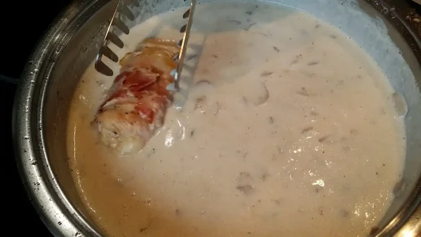 Pileće rolnice u sosu od pečuraka 9 | Istaknuta slika 2/4 | Kada, je, hladno, piletina, se, smrzava, ali, kaput, od, slanine, sve, to, rešava