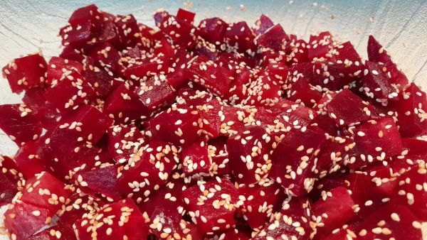 Salata od cvekle sa susamom 14 | Istaknuta slika 3/4 | Žurka, u, salati, cvekla, i, susam, se, kupaju, u, pavlaci