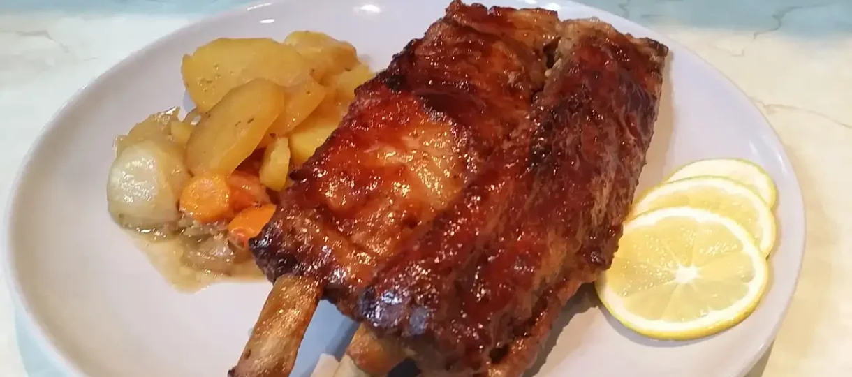 Svinjska rebra u BBQ sosu i povrćem iz rerne