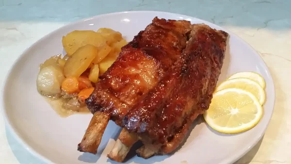 Svinjska rebra u BBQ sosu i povrćem iz rerne 1 | Istaknuta slika 1/4 | Topli, zagrljaj, iz, rerne, ručak, za, sve, prilike