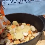 Svinjska rebra u BBQ sosu i povrćem iz rerne | Dodavanje povrća | Postupak 4 | Slika 3/8