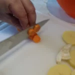 Svinjska rebra u BBQ sosu i povrćem iz rerne | Priprema povrća | Postupak 3 | Slika 3/5