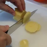 Svinjska rebra u BBQ sosu i povrćem iz rerne | Priprema povrća | Postupak 3 | Slika 2/5