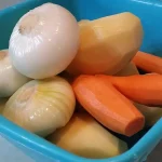 Svinjska rebra u BBQ sosu i povrćem iz rerne | Priprema povrća | Postupak 3 | Slika 1/5