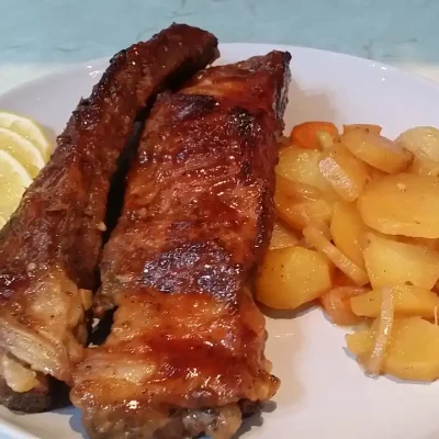 Svinjska rebra u BBQ sosu i povrćem iz rerne | serviranje | Postupak 5 | Slika 3/3