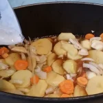 Svinjska rebra u BBQ sosu i povrćem iz rerne | Dodavanje povrća | Postupak 4 | Slika 4/8