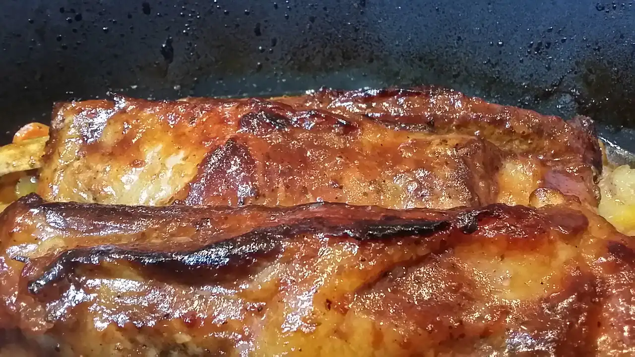 Svinjska rebra u BBQ sosu i povrćem iz rerne