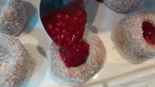 Debelci-Patuljci-Draguljci | 2/4 Debelci-Patuljci-Draguljci 10 | Istaknuta slika 2/4 | Slatki, čuvari, bajnih, dragulja, u, kaputu, od, kokosa, rubinom, od, maline, i, kapom, bele, čokolade