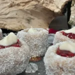 Debelci-Patuljci-Draguljci | 1/4 Debelci-Patuljci-Draguljci 33 | Istaknuta slika 1/4 | Slatki, čuvari, bajnih, dragulja, u, kaputu, od, kokosa, rubinom, od, maline, i, kapom, bele, čokolade