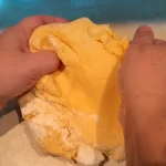 Kokosovi polumeseci | Oblikovanje testa | Postupak 2 | Slika 2/10