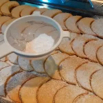 Kokosovi polumeseci | Serviranje i čuvanje kolača | Postupak 4 | Slika 1/4