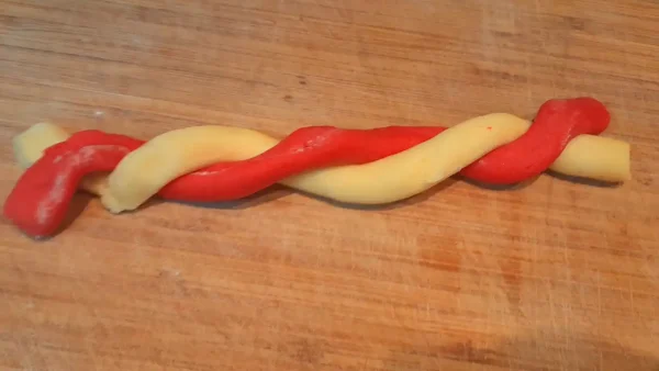 Prugasti božićni kolačići 11 | Istaknuta slika 2/4 | Crvenožuta, božićna, bajka:, štapići, srca, i, zvezde, od, jednog, testa