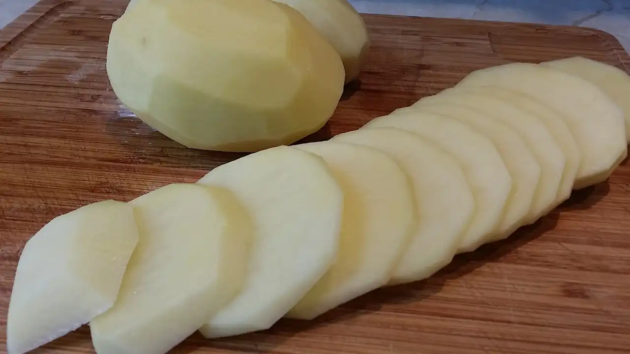 Krompir u kuhinji i 7 zdravstvenih benefita za imunitet i svakodnevicu 10 | Istaknuta slika 10/14 | Vitamin, C, za, jači, imunitet, Kalijum, za, srce, i, pritisak, Vlakna, za, bolje, varenje, Nizak, glikemijski, indeks, za, energiju, Antioksidanti, protiv, upala, Proteini, i, gvožđe, za, krv, Vitamini, B, za, nerve, i, raspoloženje