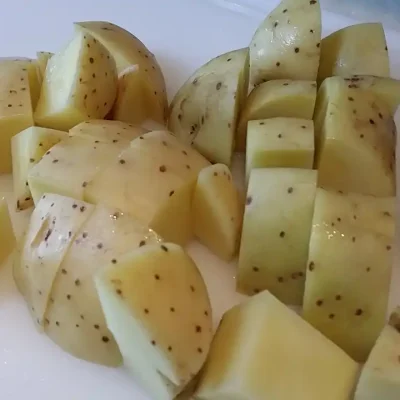 Krompir u kuhinji i 7 zdravstvenih benefita za imunitet i svakodnevicu 4 | Istaknuta slika 4/14 | Vitamin, C, za, jači, imunitet, Kalijum, za, srce, i, pritisak, Vlakna, za, bolje, varenje, Nizak, glikemijski, indeks, za, energiju, Antioksidanti, protiv, upala, Proteini, i, gvožđe, za, krv, Vitamini, B, za, nerve, i, raspoloženje