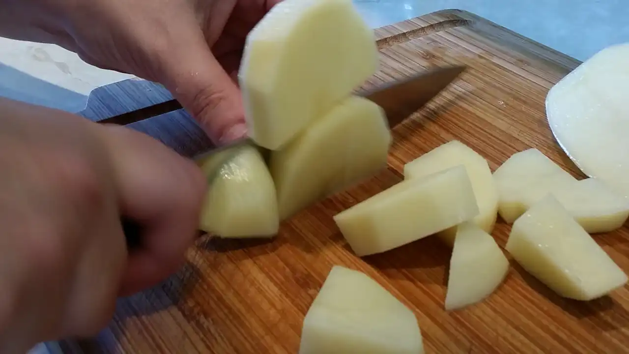 Krompir u kuhinji i 7 zdravstvenih benefita za imunitet i svakodnevicu 6 | Istaknuta slika 6/14 | Vitamin, C, za, jači, imunitet, Kalijum, za, srce, i, pritisak, Vlakna, za, bolje, varenje, Nizak, glikemijski, indeks, za, energiju, Antioksidanti, protiv, upala, Proteini, i, gvožđe, za, krv, Vitamini, B, za, nerve, i, raspoloženje