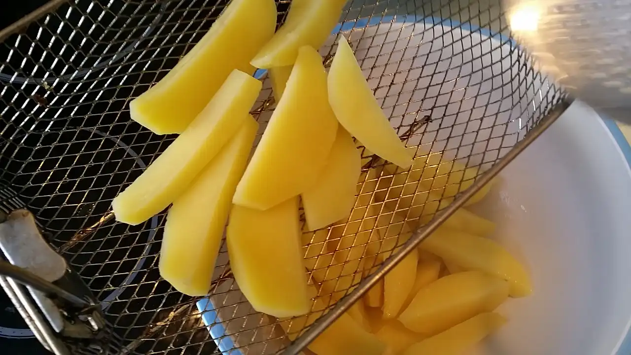 Krompir u kuhinji i 7 zdravstvenih benefita za imunitet i svakodnevicu 8 | Istaknuta slika 8/14 | Vitamin, C, za, jači, imunitet, Kalijum, za, srce, i, pritisak, Vlakna, za, bolje, varenje, Nizak, glikemijski, indeks, za, energiju, Antioksidanti, protiv, upala, Proteini, i, gvožđe, za, krv, Vitamini, B, za, nerve, i, raspoloženje