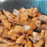 Piletina u slatko-kiselom sosu sa ananasom | Dinstanje mesa | Postupak 3 | Slika 4/5