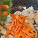 Piletina u slatko-kiselom sosu sa ananasom | Dinstanje povrća | Postupak 4 | Slika 3/7