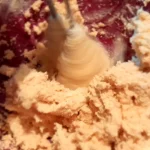 Torta slojevita lešničarka | Dodavanje sastojaka u kremu | Postupak 4 | Slika 2/6