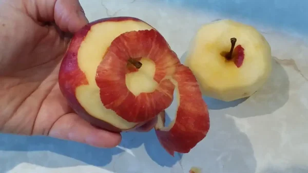 Jabuke u jesenjem voćnjaku