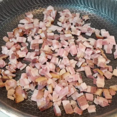 Makarone sa 4 vrste sira | Dinstanje slanine | Postupak 3 | Slika 2/3