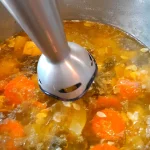 Potaž supa sa tikvicom i mladim lukom | Blendiranje i ceđenje supe | Postupak 4 | Slika 1/4