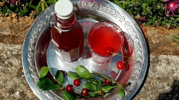 Sok od višanja 2 | Istaknuta slika 1/4 | Domaći, gusti, sirup, od, višanja, osvežavajuć, prirodan, i, zdrav, letnji, napitak