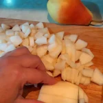 Far Breton mekan kolač sa kruškama nalik pudingu | Priprema kruški | Postupak 1 | Slika 3/4