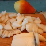 Far Breton mekan kolač sa kruškama nalik pudingu | Priprema kruški | Postupak 1 | Slika 4/4