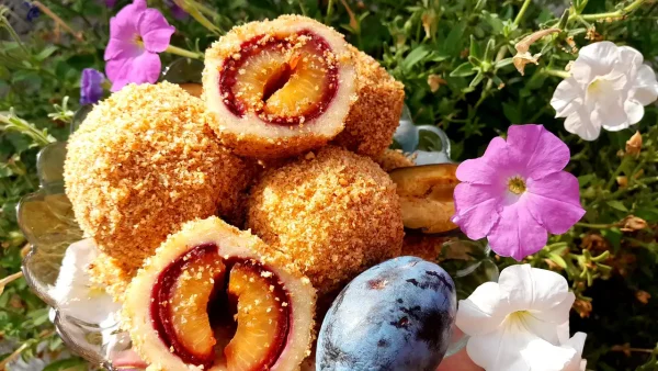 Knedle sa šljivama | 1/4 Knedle sa šljivama 2 | Istaknuta slika 1/4 | Starinske, vojvođanske, knedle, nazvane, gomboce, čuvaju, ukus, tradicije